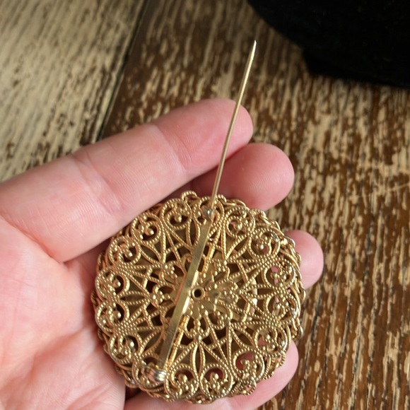 VINTAGE Emerald Green Brooch gold tone glass stones Rhinestones open metal work - Picture 7 of 8